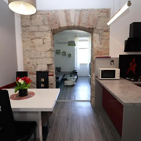 Cozy Goga Pula